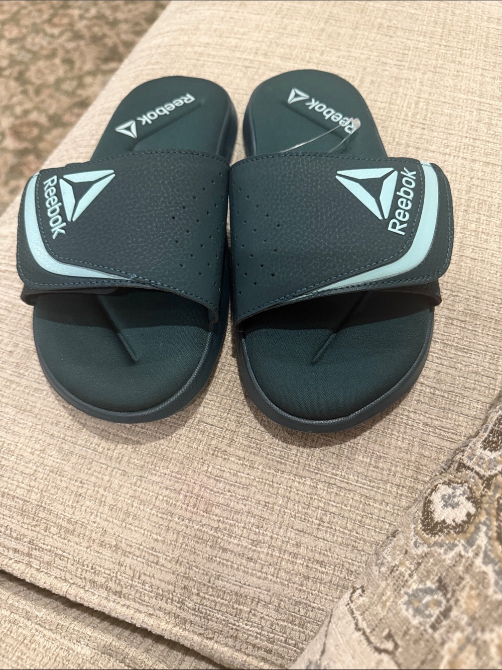 Reebok delta flow green  Slides size 8 like new